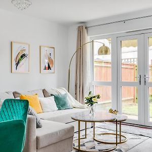 Modern Living 3 Bedroom Villa Luton Car Parking Close To Town Centre Airport Birdwatching Walk Paths